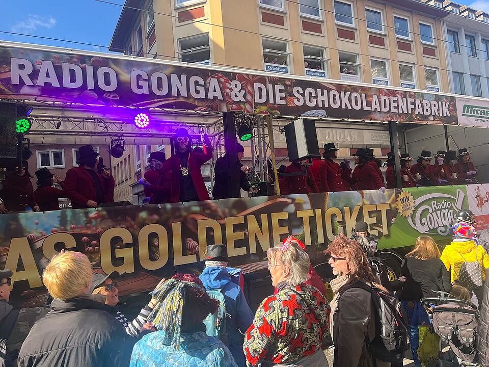 Bei Sonnenschein feierten rund 100.000 Menschen den Fasching.
