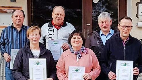 Nach der Ehrung, von links: Leo Schoberth, Jutta Schoberth, Roland Kauper, Ingrid Kauper, Vorsitzender Wolfgang Schleicher, B&uuml;rgermeister Andreas P&ouml;hner.