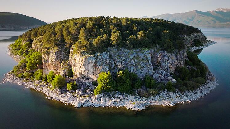 Nein, das ist nicht Fantasy Island, sondern die reale Insel Golem Grad im nordmazedonischen Teil des Großen Prespasees nahe dem Dreiländereck Nordmazedonien, Albanien und Griechenland.