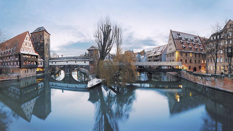 Winter panorama of Henker haus and Henkersteg bridge over Pegnitz river in Nuremberg, Bavaria, Germany  Winterpanorama des Henkerhauses und der Henkersteg-Br&uuml;cke &uuml;ber die Pegnitz in N&uuml;rnberg, Bayern, Deutschland