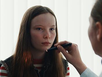 Die zw&ouml;lfj&auml;hrige Marielle (Laeni Geiseler, links) hat &uuml;bersinnliche F&auml;higkeiten entwickelt. Ihre Eltern schicken sie zu einer &auml;rztlichen Untersuchung. Der hochoriginelle Film "Was Marielle wei&szlig;" lief im Wettbewerb der Berlinale und wurde international auf Festivals gefeiert.