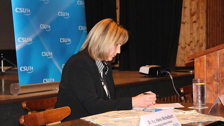 Minuten vor der Versammlung: Birit Weber feilt noch an der Rede.