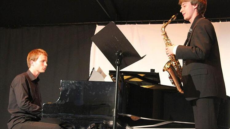 Den Sonderpreis bekam Christian Ertl (18, rechts) - zwei Mundstücke für sein Saxophon.