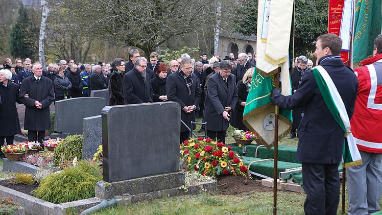 Eine große Trauergemeinde nahm gestern Abschied von Herbert Hofmann. Am Grab erwiesen auch Landrat Klaus Peter Söllner und Henry Schramm dem Altlandrat die letzte Ehre. Fotos: Barbara Herbst