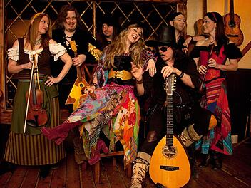 Ritchie Blackmore, Ex-Gitarrist von Deep Purple, liebt romantischen Ambiente und hat sich Schloss Eyrichshof für eines seiner wenigen Konzerte ausgewählt.
