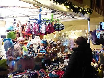 Nicht nur der Klöpplerverband hatte eine Vertreterin zum Nikolausmarkt in die Forchheimer Kaiserpfalz entsandt - auch andere Händlerinnen sorgten reichlich für Stoff.  Fotos: Pauline Lindner