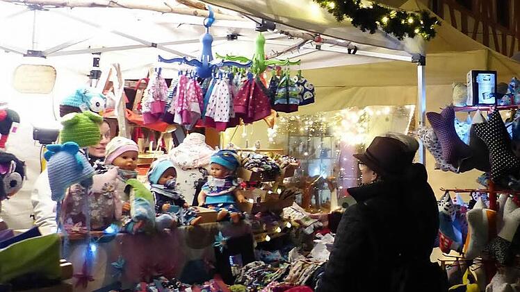 Nicht nur der Klöpplerverband hatte eine Vertreterin zum Nikolausmarkt in die Forchheimer Kaiserpfalz entsandt - auch andere Händlerinnen sorgten reichlich für Stoff.  Fotos: Pauline Lindner