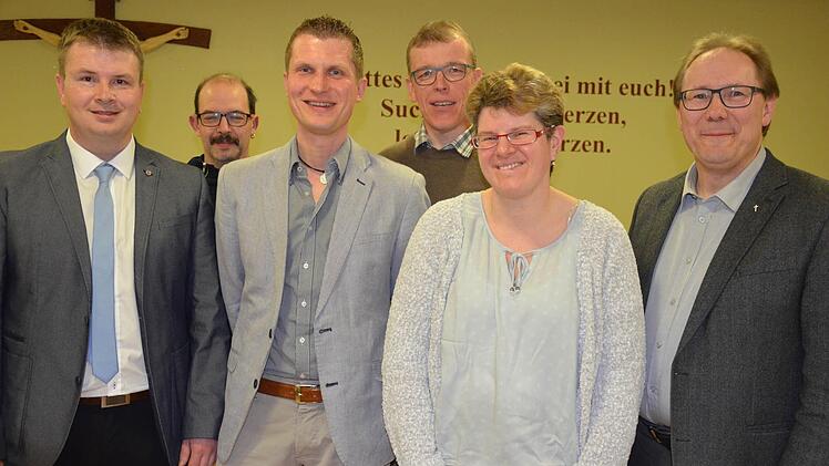 Der neu gewählte Vorstand des Sankt Johanniszweigverein Gauaschach e.V. (von links): Peter Heim, Markus Höfling, Christof Göbel, Edmund Schaupp sowie Anja Fuller. Pfarrer Thomas Eschenbacher als kirchlicher Vertreter hatte die Leitung der Wahl übernommen.  Foto: Jana Keul