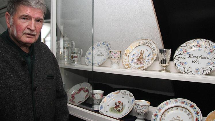 Alfred Neupert hat Patenteller und Patenbecher aus dem gesamten Landkreis zusammengetragen. Er präsentiert die alten Schätze derzeit im Stadtsteinacher Heimatmuseum. Fotos: Sonny Adam
