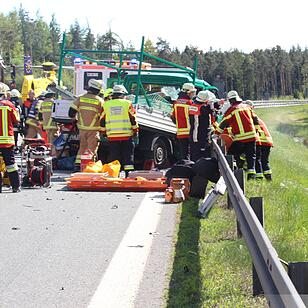 A9: Kleintransporter prallt gegen Heck eines Lkws – drei Menschen schwer verletzt