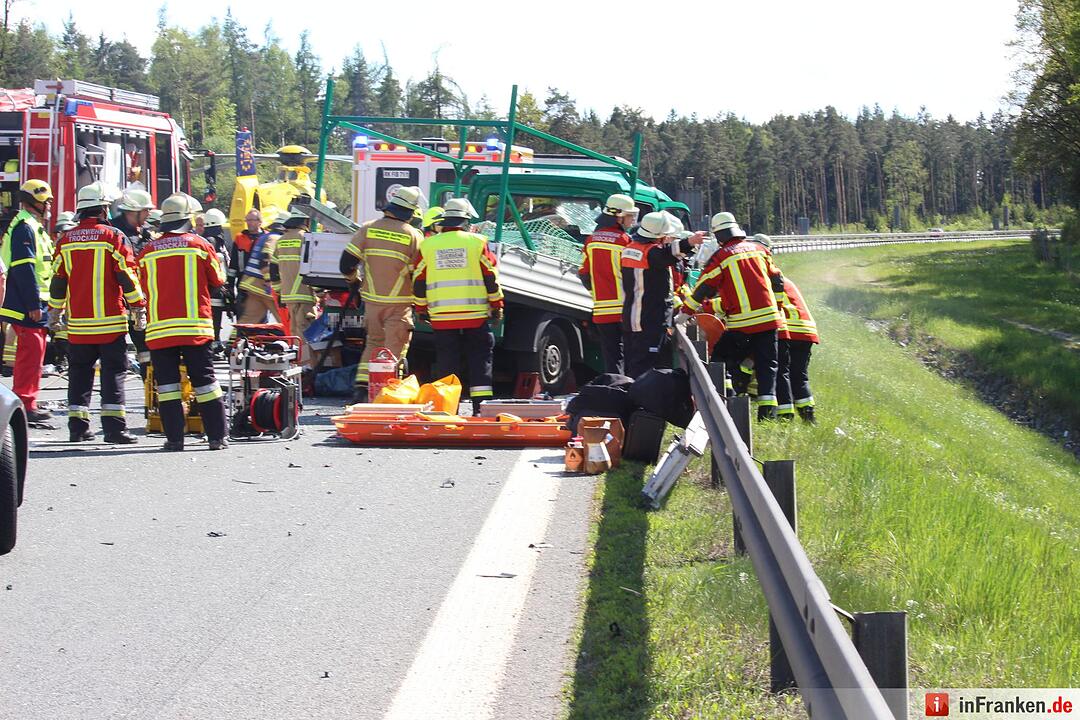 A9: Kleintransporter prallt gegen Heck eines Lkws – drei Menschen schwer verletzt