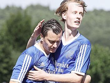 Benjamin Schmitt (l.) wird nach seinem Treffer von seinem Zeckendorfer Teamkollegen Johannes Nüßlein beglückwünscht. Fotos: sportpress