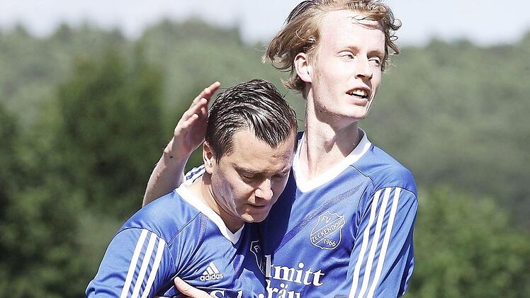Benjamin Schmitt (l.) wird nach seinem Treffer von seinem Zeckendorfer Teamkollegen Johannes Nüßlein beglückwünscht. Fotos: sportpress