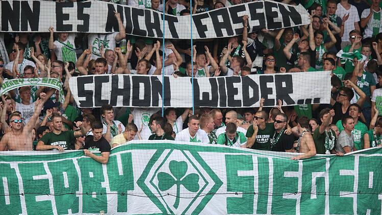 "Schon wieder Derby Sieger" ist auf einem Banner der Fürther Fankurve zu lesen.  Ob es im 270. Frankenderby auch so sein wird? Foto: Daniel Karmann/dpa