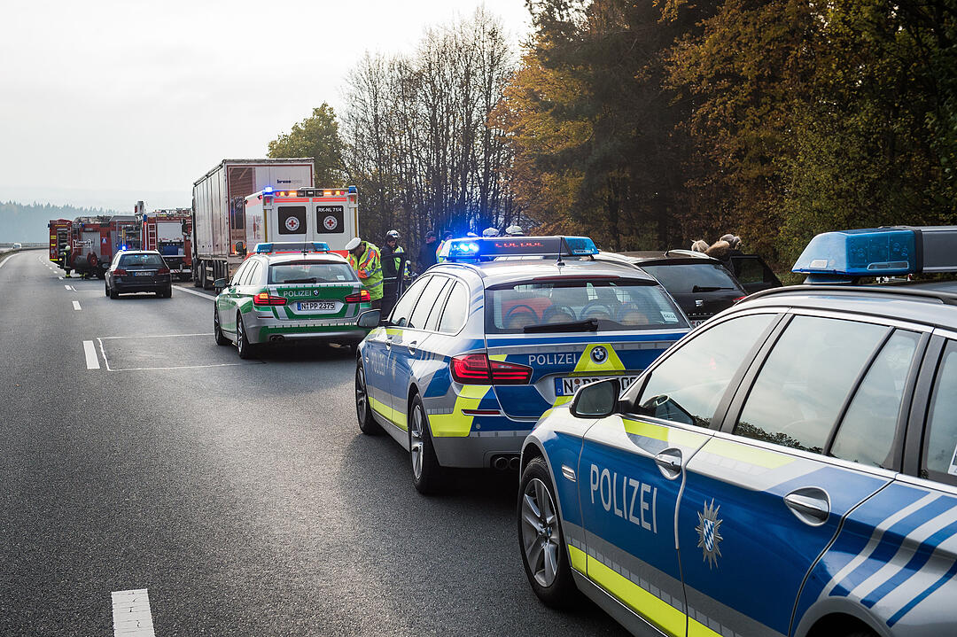 A6 bei Nürnberg: Transporter prallt in Baum - ein Toter