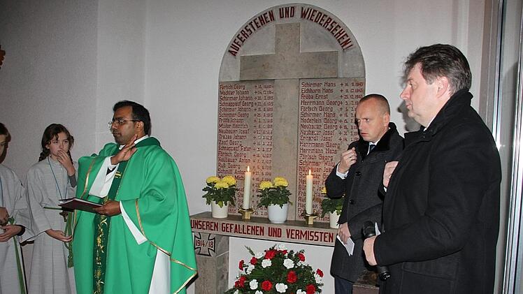Pfarrer Cyriac Chittukalam segnete die Gemeinde. Mit im Bild: Gemeinderat Markus Löffler und Bürgermeister Thomas Löffler. Foto: Veronika Schadeck