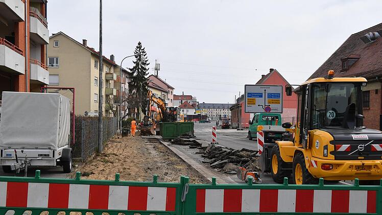 Bereits am ersten Tag sind die Arbeiten entlang der Zollnerstraße  deutlich sichtbar vorangeschritten. Foto: Ronald Rinklef