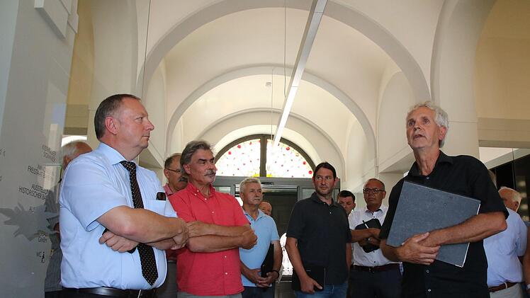 Der Kreistag hat das neue Behördenzentrum besichtigt. Foto: Ralf Ruppert