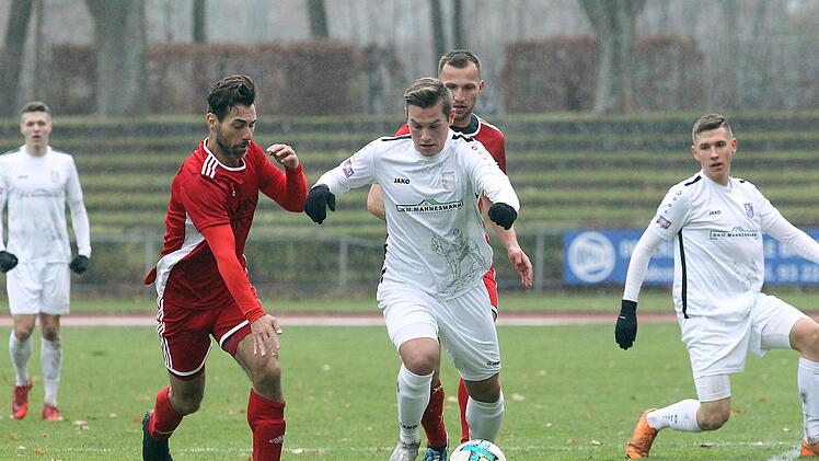 Der Bamberger Lukas Schmittschmitt (am Ball) setzt sich gegen Michele Rinchiuso durch; rechts Robin Renner Foto: sportpress
