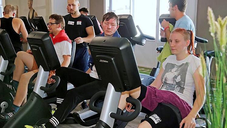Mit dem Inklusions-Projekt ginaS bringt der Förderkreis goolkids Menschen mit ohne und Handicap ins Fitnessstudio.  Foto: goolkids.de/cmoser-fotografie