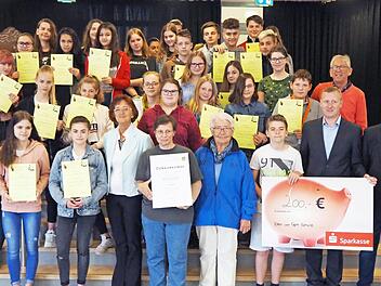 Schulleiter Michael Ulbrich und Lehrerin Susanna Wunner der Ritter-von-Spix-Mittelschule nehmen mit ihren Sch&uuml;lern die Dankesurkunde des Landratsamtes entgegen. Foto: Landratsamt Erlangen-H&ouml;chstadt