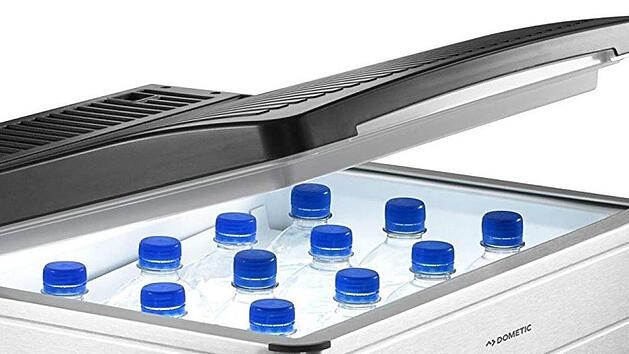 Getränke und Speisen bei heißen Temperaturen kühlen: Wir haben eine günstige und eine teure Kühlbox für Sie im Check. Welcher Kühlbox-Typ sind Sie? Bild: Dometic Herstellerbild bei Amazon/Screenshot