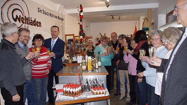 Ein Grund zum Ansto&szlig;en war  das Jubil&auml;um 25 Jahre Weltladen Eltmann. Unser Bild zeigt von links: Stadtpfarrer Bernhard &Ouml;chsner, Kolpingsfamilie-Vorsitzenden Klaus F&ouml;rtsch, Ladenleiterin Elisabeth M&uuml;ller-F&ouml;rtsch, B&uuml;rgermeister Michael Ziegler und das Team des Weltladens. sw/pr