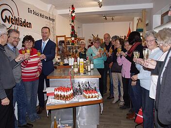 Ein Grund zum Anstoßen war  das Jubiläum 25 Jahre Weltladen Eltmann. Unser Bild zeigt von links: Stadtpfarrer Bernhard Öchsner, Kolpingsfamilie-Vorsitzenden Klaus Förtsch, Ladenleiterin Elisabeth Müller-Förtsch, Bürgermeister Michael Ziegler und das Team des Weltladens. sw/pr