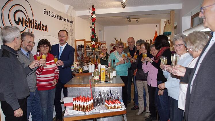 Ein Grund zum Anstoßen war  das Jubiläum 25 Jahre Weltladen Eltmann. Unser Bild zeigt von links: Stadtpfarrer Bernhard Öchsner, Kolpingsfamilie-Vorsitzenden Klaus Förtsch, Ladenleiterin Elisabeth Müller-Förtsch, Bürgermeister Michael Ziegler und das Team des Weltladens. sw/pr