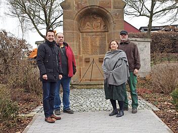 Bürgermeister Andreas Hügerich, Vorarbeiter Wolfgang Bauernschmitt, Friedhofsamtsleiterin Angelika Seidel und Friedhofswart Cord Eckel (von links) besichtigten den gepflasterten Weg zum Ehrenmal, das nun barrierefrei zu erreichen ist. Foto: Alfred Thieret