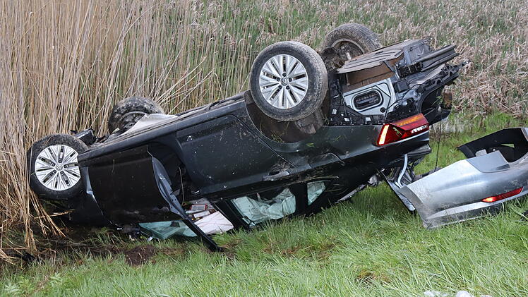 Auto kommt von A9 ab und kommt auf dem Dach vor L&ouml;schweiher zum Liegen