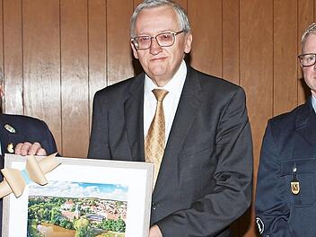 G&uuml;nter Dippold (Mitte) &uuml;berreichte dem Jubelverein ein Bild mit einer Ansicht von Schney, das der Vorsitzende Erich Wachsmann (li.) und Kommandant Alexander Ultsch (re.) in Empfang nahmen.