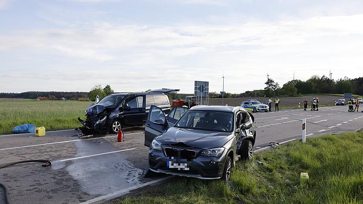 Eine Tote und mehrere Schwerverletzte: Schwerer Unfall mit zwei Autos im Kreis Ansbach
