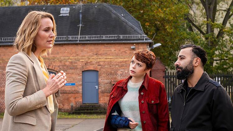 Romy Heiland (Christina Athenstädt, links) wird vorgeworfen, Mandatsgelder unterschlagen zu haben. Parallel vertritt sie mithilfe von Tilly Vogel (Sina Reiß, mit Ibrahim Al-Khalil) die Sängerin Jenny. Sie soll eine Frau angefahren haben.
