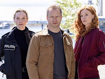 Der Polizist und Tierarzt Hauke Jacobs (Hinnerk Sch&ouml;nemann) hat in "Nord bei Nordwest" mit seinen Kolleginnen Hannah (Jana Klinge, links) und Jule (Marleen Lohse) immer wieder sehr nahe Momente. Nur wird nie mehr daraus. Warum, das verr&auml;t Schauspieler Hinnerk Sch&ouml;nemann im Interview.
