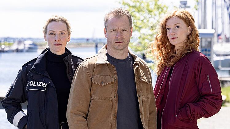 Der Polizist und Tierarzt Hauke Jacobs (Hinnerk Sch&ouml;nemann) hat in "Nord bei Nordwest" mit seinen Kolleginnen Hannah (Jana Klinge, links) und Jule (Marleen Lohse) immer wieder sehr nahe Momente. Nur wird nie mehr daraus. Warum, das verr&auml;t Schauspieler Hinnerk Sch&ouml;nemann im Interview.