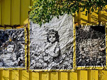 Die Kinder aus Lonnerstadt leben in der Sekte "Neue Weltdiener". Das Haus des sogenannten Gurus von Ailsbach ist anhand der esoterischen Bilder an der Wand gut zu erkennen. Schadet sein Einfluss den Kindern? Ein Gutachten, das jetzt vorliegt, soll aufklären.  Foto: dpa (Archiv)