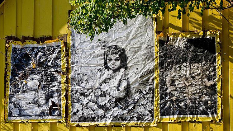 Die Kinder aus Lonnerstadt leben in der Sekte "Neue Weltdiener". Das Haus des sogenannten Gurus von Ailsbach ist anhand der esoterischen Bilder an der Wand gut zu erkennen. Schadet sein Einfluss den Kindern? Ein Gutachten, das jetzt vorliegt, soll aufklären.  Foto: dpa (Archiv)