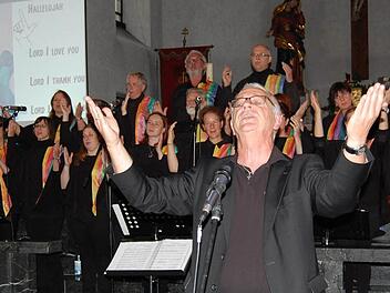 Der lebhafte Auftritt der Gospelsänger unter Leitung von Thomas Reuß animierte die Zuhörer zum Mitklatschen und Singen. Der Chor "Light in the Dark" aus Bad Neustadt erntete viel Beifall. Foto: Günther Straub