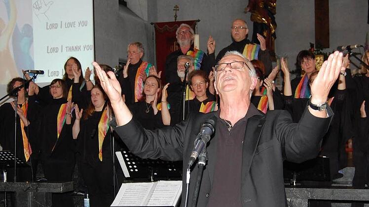 Der lebhafte Auftritt der Gospelsänger unter Leitung von Thomas Reuß animierte die Zuhörer zum Mitklatschen und Singen. Der Chor "Light in the Dark" aus Bad Neustadt erntete viel Beifall. Foto: Günther Straub