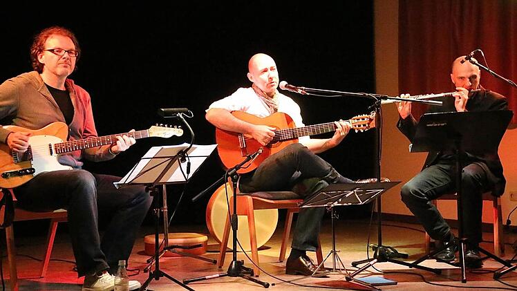 Die Musiker (v. l.) Georg Alkofer (Gitarre), Stefan Noelle (Gesang, Gitarre) und Hugo Siegmeth (Querflöte und Bass-Klarinette).