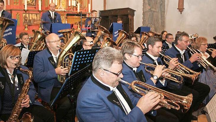 Die Blaskapelle Wachenroth versetzte die Zuhörer in weihnachtliche Stimmung. Foto: Evi Seeger