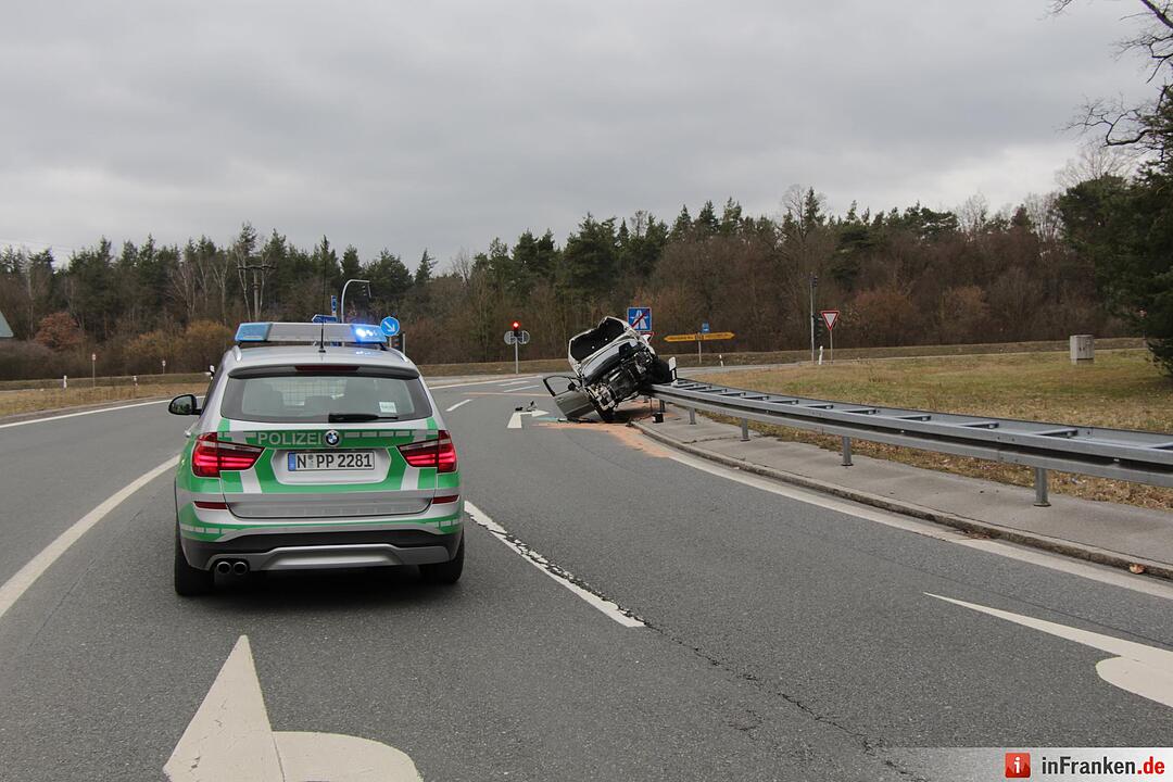 Fahrzeug rammt Verkehrsschild und landet auf Gegenfahrbahn