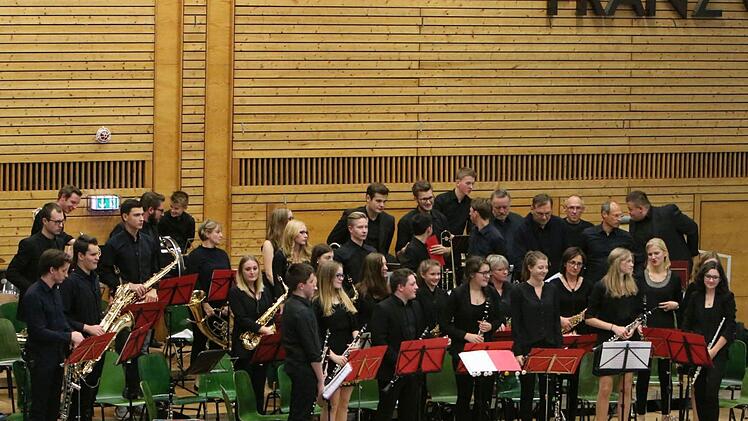 Impresionen vom Sinfoniekonzert in der Franz Goebel Halle Rödental mit dem Jugendorchester Rödental und dem Orchester der Musikfreunde NeustadtFoto: Jochen Berger