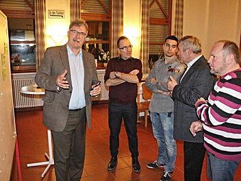 Bürgermeister Helmut Dietz aus Untermerzbach (links) betätigt sich im "Wandelgang" im Marktsaal Rentweinsdorf als Multiplikator zu Themen der Baunach-Allianz, gibt den Besuchern Informationen und Ratschläge.  Foto: Helmut Will