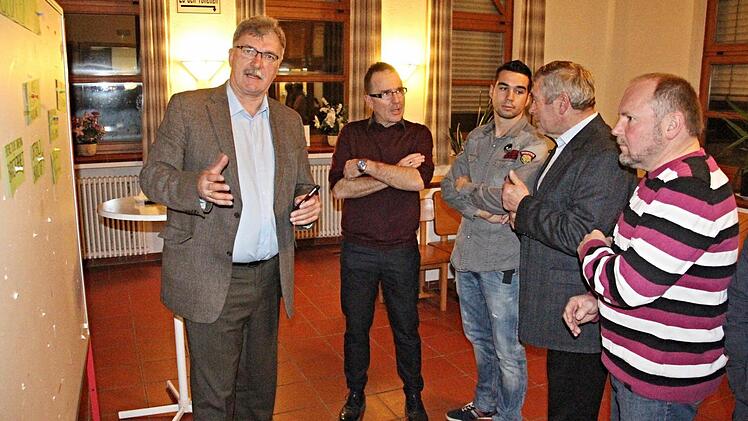 Bürgermeister Helmut Dietz aus Untermerzbach (links) betätigt sich im "Wandelgang" im Marktsaal Rentweinsdorf als Multiplikator zu Themen der Baunach-Allianz, gibt den Besuchern Informationen und Ratschläge.  Foto: Helmut Will