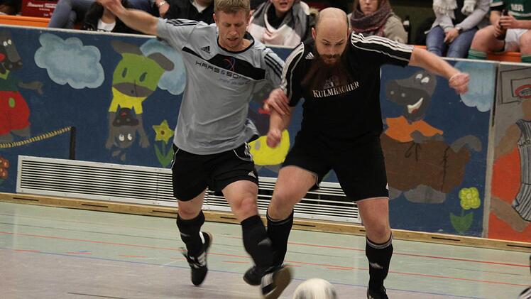 Die Kersbacher um Philipp Fischer (rechts) wehrten sich im Halbfinale tapfer, mussten Jonas Rossmeier und dem TSV Brand aber den Vortritt lassen. Fotos: Uwe Kellner