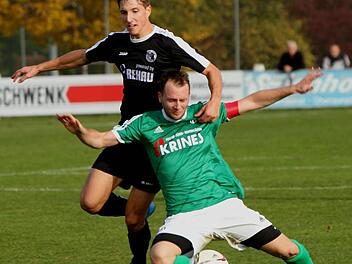 Der Sander Kapitän Daniel Krüger (vorne) und seine Mannschaftskameraden stehen in Großbardorf vor einer hohen Hürde.
