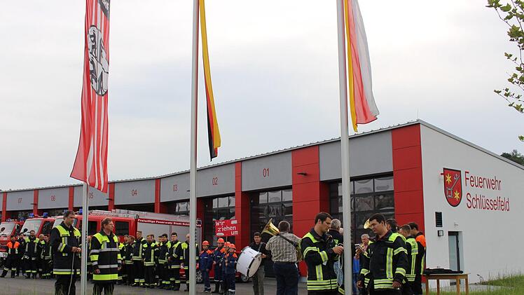 Ùie Fahnen sind gehisst