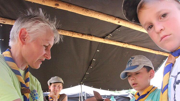 Helga aus Kitzingen bringt den beiden neunjährigen Jungs Veit und Niklas bei, wie man richtig mit dem Messer umgeht.